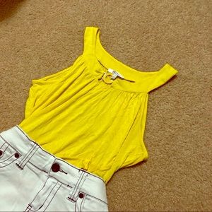 Yellow sleeveless blouse 💛